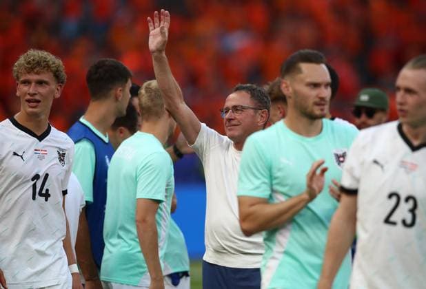 25.06.2024, xtgx, Fussball EM 2024, Niederlande - Österreich emspor, v.l. Trainer Ralf Rangnick (Oesterreich) bedankt bedanken sich bei den Fans (UEFA REGULATIONS PROHIBIT ANY USE OF PHOTOGRAPHS as IMAGE SEQUENCES and or QUASI-VIDEO) Berlin