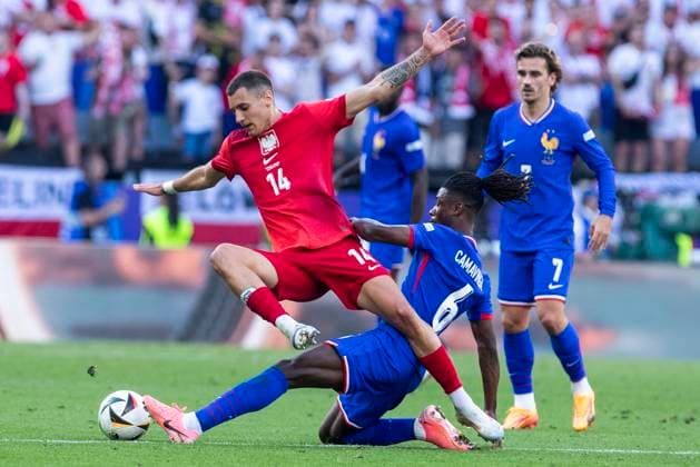 UEFA EURO, EM, Europameisterschaft,Fussball 2024: Frankreich - Polen; 25.06.2024 Eduardo Camavinga (Frankreich, 6) im Zweikampf mit Jakub Kiwior (Polen, 14). UEFA EURO 2024: Frankreich - Polen; BVB Stadion Dortmund, Dortmund, am 25.06.2024 Copyright: xBEAUTIFULxSPORTS Meuselx