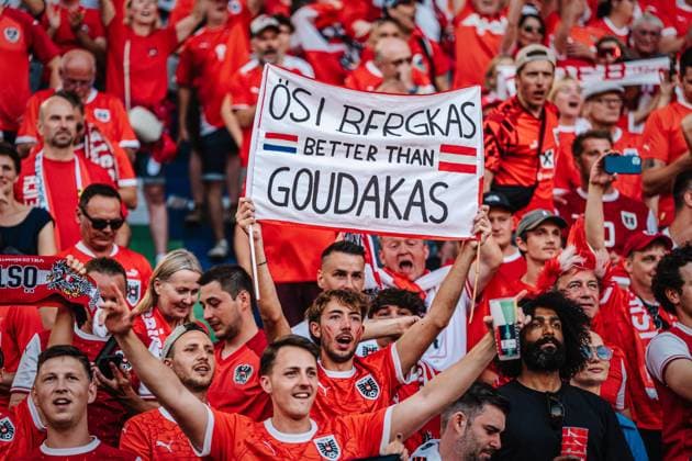 Fußball Herren UEFA-Fußball-Europameisterschaft 2024 Gruppe D Niederlande vs. Österreich 25.06.2024 Fans jubeln Ösi Bergkas Better Than Goudakas Berlin Olympiastadion Berlin Deutschland