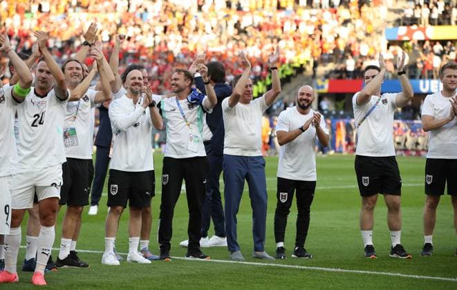 25.06.2024, xtgx, Fussball EM 2024, Niederlande - Österreich emspor, v.l. Trainer Ralf Rangnick (Oesterreich) und Team jubeln jubelt nach Spielende celebrate at the end of the match. bedankt bedanken sich bei den Fans (UEFA REGULATIONS PROHIBIT ANY USE OF PHOTOGRAPHS as IMAGE SEQUENCES and or QUASI-VIDEO) Berlin