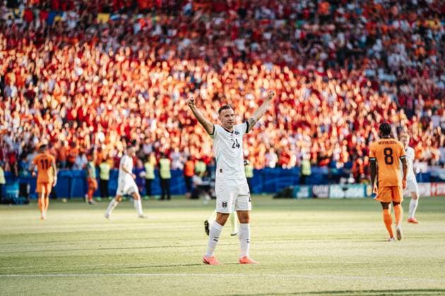 Fußball Herren UEFA-Fußball-Europameisterschaft 2024 Gruppe D Niederlande vs. Österreich 25.06.2024 Andreas Weimann ( 24, Österreich) reißt nach dem Schlusspfiff die Hände in die Luft Berlin Olympiastadion Berlin Deutschland