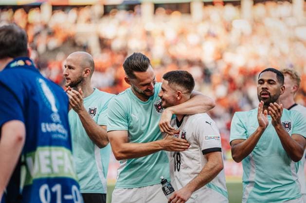 Fußball Herren UEFA-Fußball-Europameisterschaft 2024 Gruppe D Niederlande vs. Österreich 25.06.2024 v.l. Maximilian Entrup ( 25, Österreich) und Romano Schmid ( 18, Österreich) feiert den Sieg Berlin Olympiastadion Berlin Deutschland
