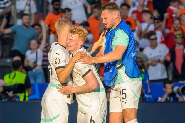 GER, Berlin, Fussball, Oesterreich vs. Niederlande, Gruppe D, Gruppenphase, UEFA EURO, EM, Europameisterschaft,Fussball 2024, SP, Olympia - Stadion Berlin, v.l. Konrad Laimer (Austria), Nicolas Seiwald (Austria), Maximilian Entrup (Austria), Sieg, 2:3, Endstand, Jubel, Freude, jubeln, 25.06. 2024, Copyright: HMBxMedia UwexKoch