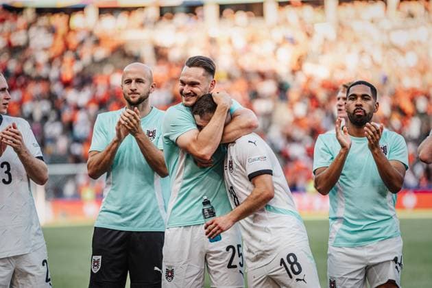 Fußball Herren UEFA-Fußball-Europameisterschaft 2024 Gruppe D Niederlande vs. Österreich 25.06.2024 v.l. Maximilian Entrup ( 25, Österreich) und Romano Schmid ( 18, Österreich) feiert den Sieg Berlin Olympiastadion Berlin Deutschland