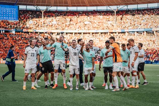 Fußball Herren UEFA-Fußball-Europameisterschaft 2024 Gruppe D Niederlande vs. Österreich 25.06.2024 Die Mannschaft aus Österreich feiert den Sieg Berlin Olympiastadion Berlin Deutschland