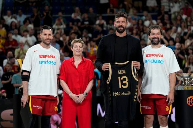 Sport Themen der Woche KW26 Sport Bilder des Tages June 25, 2024, Madrid, Madrid, SPAIN: Rudy Fernandez, Elisa Aguilar, Marc Gasol and Sergio Llull pose for photo during the friendy international basketball match played between Spain and Italy at Wizink Center pavilion on June 25, 2024, in Madrid, Spain. Madrid SPAIN - ZUMAa181 20240625_zaa_a181_081 Copyright: xOscarxJ.xBarrosox