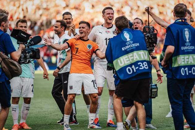 Fußball Herren UEFA-Fußball-Europameisterschaft 2024 Gruppe D Niederlande vs. Österreich 25.06.2024 v.l. Christoph Baumgartner ( 19, Österreich) Michael Gregoritsch ( 11, Österreich) und Trainer Ralf Rangnick (Österreich) feiern den Sieg Berlin Olympiastadion Berlin Deutschland