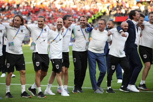 25.06.2024, xtgx, Fussball EM 2024, Niederlande - Österreich emspor, v.l. Trainer Ralf Rangnick (Oesterreich) und Team jubeln jubelt nach Spielende celebrate at the end of the match. (UEFA REGULATIONS PROHIBIT ANY USE OF PHOTOGRAPHS as IMAGE SEQUENCES and or QUASI-VIDEO) Berlin