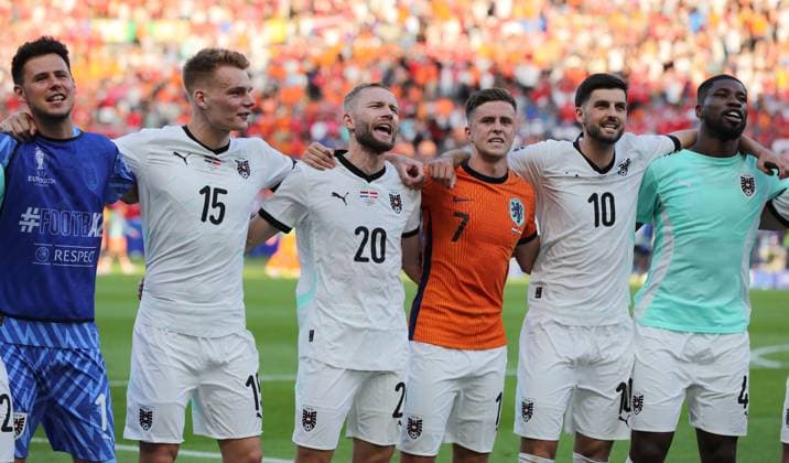 Torwart Heinz Lindner, Philipp Lienhart, Konrad Laimer, Christoph Baumgartner, Florian Grillitsch, Kevin Danso, Österreich Mannschaft feiert Sieg vor den Fans Freude Emotion Jubel nach Spielende Fußball Fussball Europameisterschaft Euro 2024 EM Herren Saison 2023 2024 25.06.2024 Niederlande NED vs. Österreich AUT in Berlin DFL regulations prohibit any use of photographs as image sequences and or quasi-video.