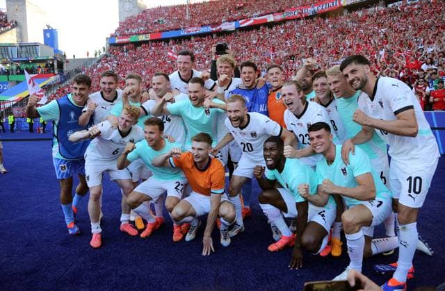 Österreich Mannschaft feiert Sieg vor den Fans Freude Emotion Jubel nach Spielende Fußball Fussball Europameisterschaft Euro 2024 EM Herren Saison 2023 2024 25.06.2024 Niederlande NED vs. Österreich AUT in Berlin DFL regulations prohibit any use of photographs as image sequences and or quasi-video.