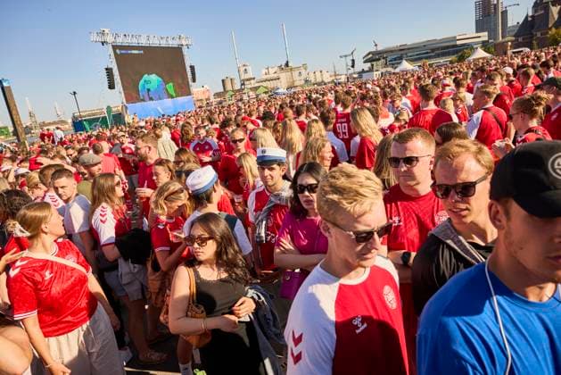 Football fans before the EURO match between Denmark and Serbia on the waterfront in Aarhus Tuesday, June 25, 2024.. (Photo: Mikkel Berg Pedersen Ritzau Scanpix) , Aarhus Denmark Copyright: MikkelxBergxPedersenx spdk20240625-184941-L