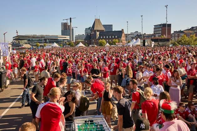 Football fans before the EURO match between Denmark and Serbia on the waterfront in Aarhus Tuesday, June 25, 2024.. (Photo: Mikkel Berg Pedersen Ritzau Scanpix) , Aarhus Denmark Copyright: MikkelxBergxPedersenx spdk20240625-185000-L