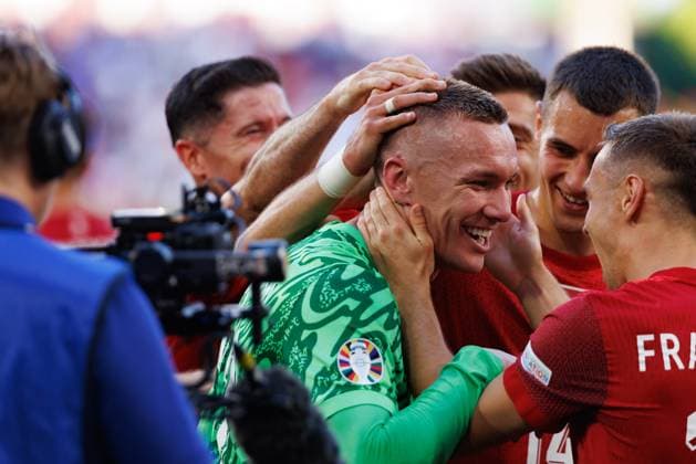 Lukasz Skorupski and Polish players seen celebrating player of the match award during UEFA EURO, EM, Europameisterschaft,Fussball 2024 game between national teams of France and Poland at Signal Iduna Park, Dortmund, Germany (Maciej Rogowski) Dortmund Signal Iduna Park Germany Copyright: xMaciejxRogowskix francepoland-54