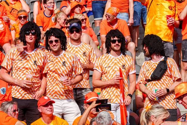 2024-06-25 Netherlands v Austria - Group D - UEFA EURO, EM, Europameisterschaft,Fussball 2024 BERLIN, GERMANY - JUNE 25: Fans of the Netherlands with a wig in hommage to Ruud Gullit during the Group D - UEFA EURO 2024 match between Netherlands and Austria at Olympiastadion on June 25, 2024 in Berlin, Germany. (Photo by Peter Lous BSR Agency) Berlin Germany Content not available for redistribution in The Netherlands directly or indirectly through any third parties. Copyright: xBSRxAgencyx