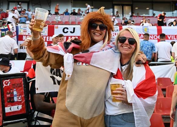 25.06.2024, xsltx, Fussball EM 2024, England - Slowenien emspor, v.l. Emotionen, Fans, Stimmung, Fahnen, Logo, England, Three Lions, Zuschauer, Trikots (DFL DFB REGULATIONS PROHIBIT ANY USE OF PHOTOGRAPHS as IMAGE SEQUENCES and or QUASI-VIDEO) Köln