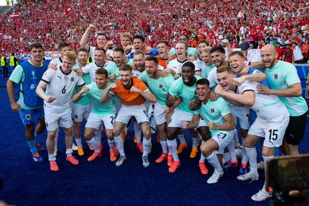 Team von Oesterreich jubelt mit den Fans ueber den Sieg und Einzug in das Achtelfinale als Gruppensieger, GER, Netherlands (NED) vs Austria (AUT), Fussball Europameisterschaft, UEFA EURO, EM, Europameisterschaft,Fussball 2024, Gruppe D, 3. Spieltag, 25.06.2024 GER, Netherlands (NED) vs Austria (AUT), Fussball Europameisterschaft, UEFA EURO 2024, Gruppe D, 3. Spieltag, 25.06.2024 Berlin Copyright: xEibner-Pressefoto Memmlerx EP_MMR