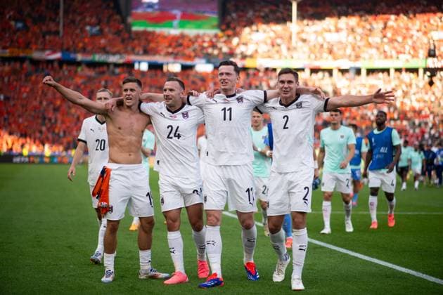 Christoph Baumgartner (Oesterreich, 19), Andreas Weimann (Oesterreich, 24), Michael Gregoritsch (Oesterreich, 11), Maximilian Woeber (Oesterreich, 02) jubelt ueber den Sieg und Einzug in das Achtelfinale als Gruppensieger, GER, Netherlands (NED) vs Austria (AUT), Fussball Europameisterschaft, UEFA EURO, EM, Europameisterschaft,Fussball 2024, Gruppe D, 3. Spieltag, 25.06.2024 GER, Netherlands (NED) vs Austria (AUT), Fussball Europameisterschaft, UEFA EURO 2024, Gruppe D, 3. Spieltag, 25.06.2024 Berlin Copyright: xEibner-Pressefoto Memmlerx EP_MMR