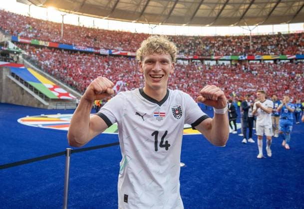 Fussball, Herren, Saison 2023 24, UEFA EURO, EM, Europameisterschaft,Fussball EM 2024, Gruppe D (3. Spieltag) in Berlin, Niederlande - Österreich, Leopold Querfeld (Österreich) bei den Fans, Jubel nach dem Abpfiff, 25.06. 2024, Copyright: xMatthiasxKochx