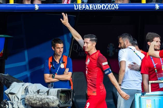 France v Poland - UEFA EURO, EM, Europameisterschaft,Fussball 2024 Robert Lewandowski is leaving the pitch after the UEFA Euro 2024 Group D match between France v Poland, at the BVB Stadion Dortmund in Dortmund, Germany, on June 25, 2024. Dortmund Germany  Copyright: xAndrzejxIwanczukx originalFilename:iwanczuk-francevp240625_npnXT.jpg