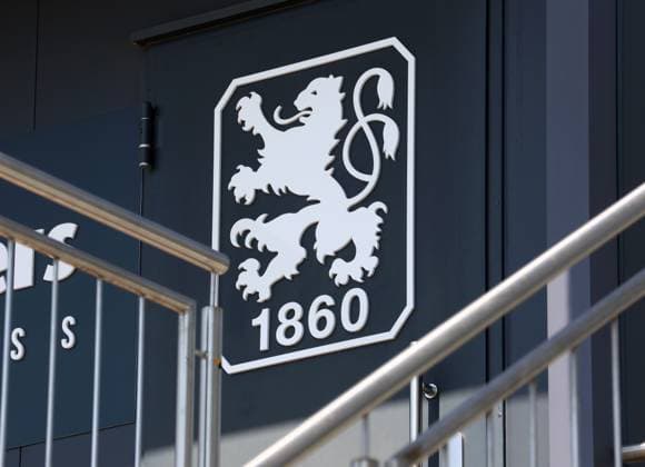 München, Deutschland 25. Juni 2024: Fussball, Herren, 3.Liga, Saison 2024 2025, TSV 1860 München, Training, Grünwalder Strasse 114 Das Logo, Wappen des TSV 1860 München als Symbolbild am Pressestüberl am Trainingsgelände