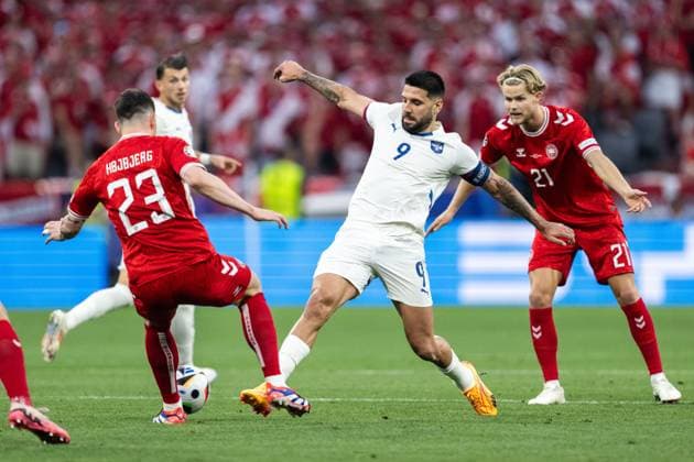 240625 Pierre-Emil Hojberg and Morten Hjulmand of Denmark against Aleksandar Mitrovic of Serbia during the UEFA EURO, EM, Europameisterschaft,Fussball 2024 Football Championship match between Denmark and Serbia on June 25, 2024 in Munich. Photo: Mathias Bergeld BILDBYRAN kod MB MB0940 fotboll football soccer fotball fotbolls-em europamästerskap em uefa euro uefa european football championship euro 2024 danmark denmark serbien serbia bbeng Copyright: MATHIASxBERGELD BB240625MB041