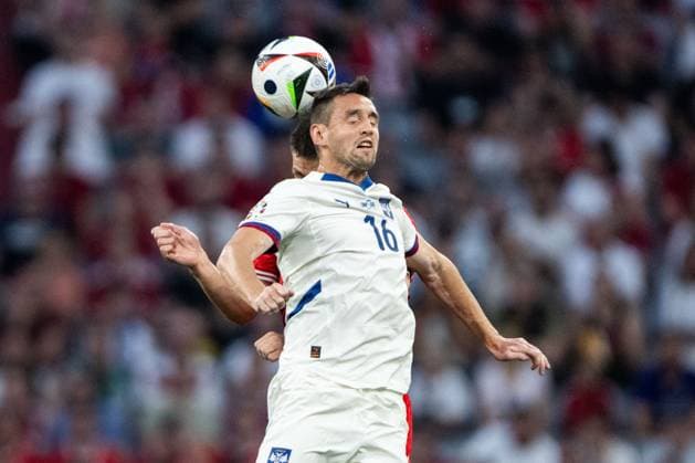 240625 Joakim Maehle of Denmark and Srdan Mijailovic of Serbia during the UEFA EURO, EM, Europameisterschaft,Fussball 2024 Football Championship match between Denmark and Serbia on June 25, 2024 in Munich. Photo: Mathias Bergeld BILDBYRAN kod MB MB0940 fotboll football soccer fotball fotbolls-em europamästerskap em uefa euro uefa european football championship euro 2024 danmark denmark serbien serbia bbeng Copyright: MATHIASxBERGELD BB240625MB043