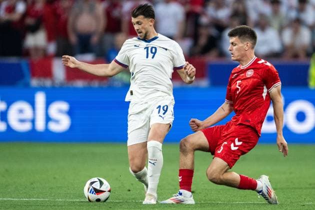 240625 Lazar Vujadin Samardzic of Serbia and Joakim Maehle of Denmark during the UEFA EURO, EM, Europameisterschaft,Fussball 2024 Football Championship match between Denmark and Serbia on June 25, 2024 in Munich. Photo: Mathias Bergeld BILDBYRAN kod MB MB0940 fotboll football soccer fotball fotbolls-em europamästerskap em uefa euro uefa european football championship euro 2024 danmark denmark serbien serbia bbeng Copyright: MATHIASxBERGELD BB240625MB044