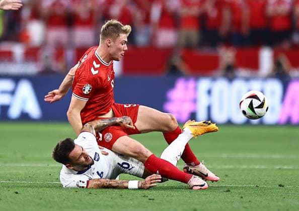 Nemanja Gudelj of Serbia is fouled by Rasmus Hojlund of Denmark Denmark v Serbia, UEFA European Championship, EM, Europameisterschaft 2024, Group C, Football, Munich Football Arena, Munich, Germany, 25 Jun 2024 EDITORIAL USE ONLY No use with unauthorised audio, video, data, fixture lists, club league logos or live services. Online in-match use limited to 120 images, no video emulation. No use in betting, games or single club league player publications. Copyright: xMichaelxZemanek Shutterstockx 14555536au