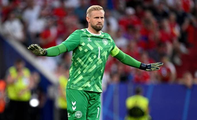 Fussball Euro 2024 Gruppe C 25.06.2024 Daenemark - Serbien Torwart Kasper Schmeichel (Daenemark)