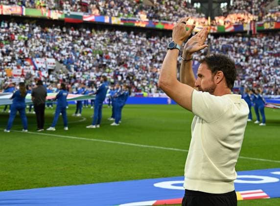 25.06.2024, xsltx, Fussball EM 2024, England - Slowenien emspor, v.l. Trainer Head Coach Gareth Southgate (England) bedankt bedanken sich bei den Fans (DFL DFB REGULATIONS PROHIBIT ANY USE OF PHOTOGRAPHS as IMAGE SEQUENCES and or QUASI-VIDEO) Köln