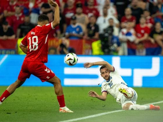 Alexander Hartmann Bah (Daenemark 18), Andrija Zivkovic (Serbien, 14), GER, Daenemark (DEN) vs. Serbien (SRB), Fussball Europameisterschaft, UEFA EURO, EM, Europameisterschaft,Fussball 2024, Gruppe E, 3. Spieltag, 25.06.2024, GER, Daenemark (DEN) vs. Serbien (SRB), Fussball Europameisterschaft, UEFA EURO 2024, Gruppe E, 3. Spieltag, 25.06.2024 Muenchen Copyright: xEibner-Pressefoto SaschaxWaltherx EP_SWA