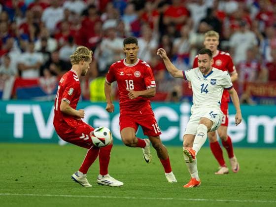 M. Hjulmand (Daenemark 21), Alexander Hartmann Bah (Daenemark 18), Andrija Zivkovic (Serbien, 14), GER, Daenemark (DEN) vs. Serbien (SRB), Fussball Europameisterschaft, UEFA EURO, EM, Europameisterschaft,Fussball 2024, Gruppe E, 3. Spieltag, 25.06.2024, GER, Daenemark (DEN) vs. Serbien (SRB), Fussball Europameisterschaft, UEFA EURO 2024, Gruppe E, 3. Spieltag, 25.06.2024 Muenchen Copyright: xEibner-Pressefoto SaschaxWaltherx EP_SWA