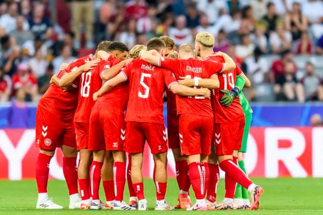 GER, UEFA Euro 2024 Group C, Denmark (DNK) vs Serbia (SRB) 25.06.2024, Allianz Arena, Muenchen, GER, UEFA Euro 2024 Group C, Denmark (DNK) vs Serbia (SRB) , im Bild Team Serbien mit Nemanja Maksimovi (Serbien 5) Petar Ratkov (Serbien 18)