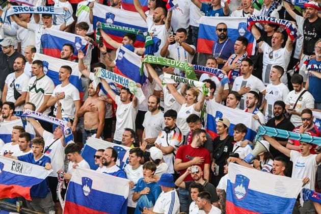 COLOGNE - Slovenia fans during the UEFA EURO, EM, Europameisterschaft,Fussball 2024 group C match between England and Slovenia at the Rhein Energie stadium on June 25, 2024 in Cologne, Germany. ANP Hollandse Hoogte UEFA EURO 2024 2024 xVIxANPxSportx xGerritxvanxKeulenxIVx 502055790 originalFilename: 502055790.jpg