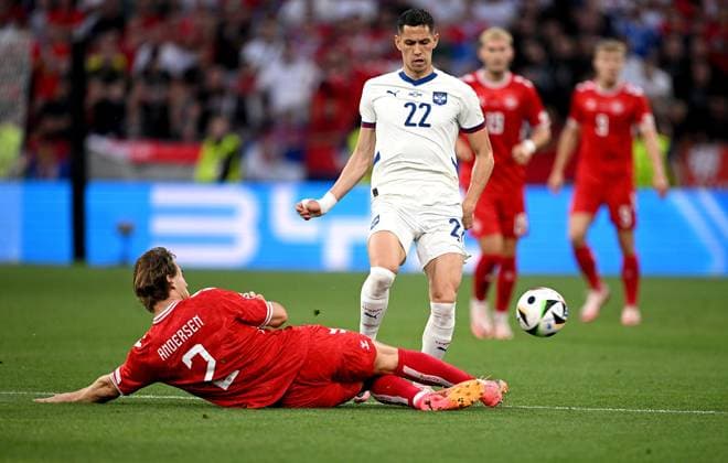 Fussball Euro 2024 Gruppe C 25.06.2024 Daenemark - Serbien Joachim Andersen (li, Daenemark) gegen Sasa Lukic (re, Serbien)