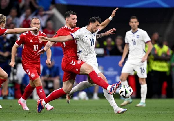 Fussball Euro 2024 Gruppe C 25.06.2024 Daenemark - Serbien Pierre-Emile Hoejbjerg (li, Daenemark) gegen Lazar Vujadin Samardzic (re, Serbien)