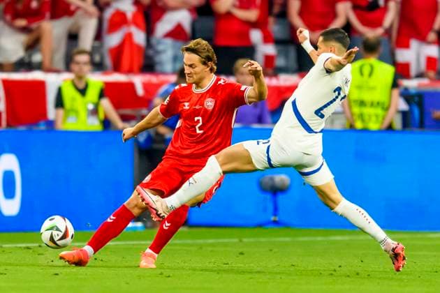 GER, UEFA Euro 2024 Group C, Denmark (DNK) vs Serbia (SRB) 25.06.2024, Allianz Arena, Muenchen, GER, UEFA Euro 2024 Group C, Denmark (DNK) vs Serbia (SRB) , im Bild Strahinja Pavlovi (Serbien 2) im Zweikampf gegen Rönnow Frederik (Denmark 22)