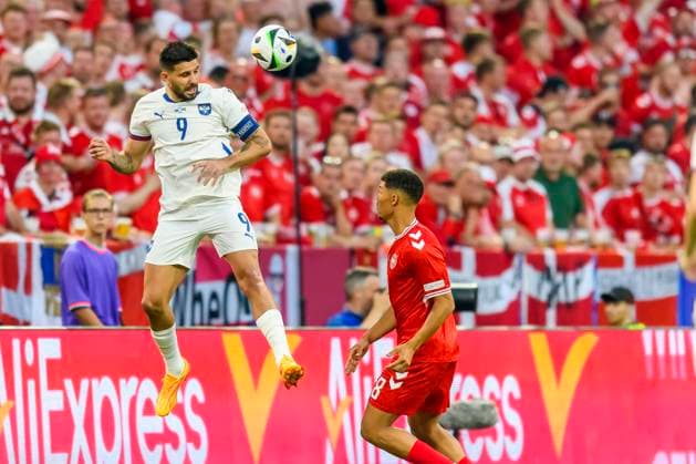 GER, UEFA Euro 2024 Group C, Denmark (DNK) vs Serbia (SRB) 25.06.2024, Allianz Arena, Muenchen, GER, UEFA Euro 2024 Group C, Denmark (DNK) vs Serbia (SRB) , im Bild Höjlund Rasmus (Denmark 9) mit Luka Jovi (Serbien 8)