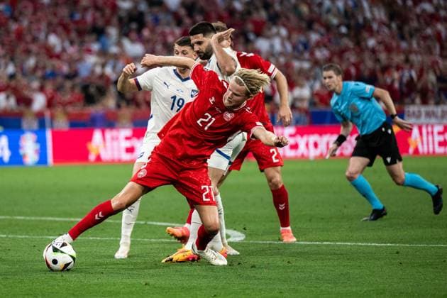 240625 Lazar Vujadin Samardzic of Serbia and Morten Hjulmand of Denmark during the UEFA EURO, EM, Europameisterschaft,Fussball 2024 Football Championship match between Denmark and Serbia on June 25, 2024 in Munich. Photo: Mathias Bergeld BILDBYRAN kod MB MB0940 fotboll football soccer fotball fotbolls-em europamästerskap em uefa euro uefa european football championship euro 2024 danmark denmark serbien serbia bbeng Copyright: MATHIASxBERGELD BB240625MB051