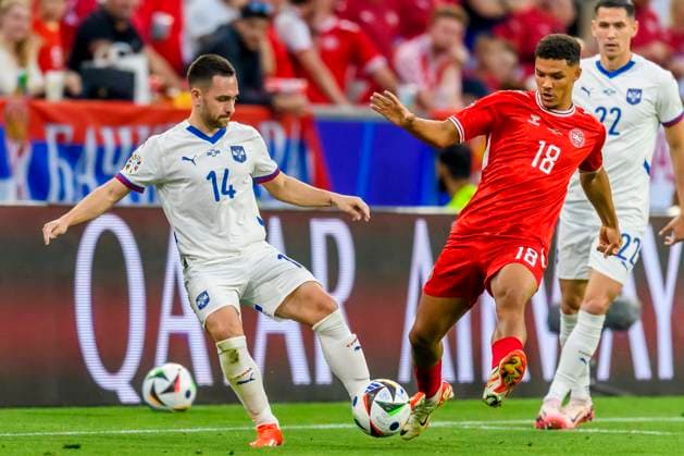 GER, UEFA Euro 2024 Group C, Denmark (DNK) vs Serbia (SRB) 25.06.2024, Allianz Arena, Muenchen, GER, UEFA Euro 2024 Group C, Denmark (DNK) vs Serbia (SRB) , im Bild Damsgaard Mikkel (Denmark 14) im Zweikampf gegen Petar Ratkov (Serbien 18) mit Rönnow Frederik (Denmark 22)