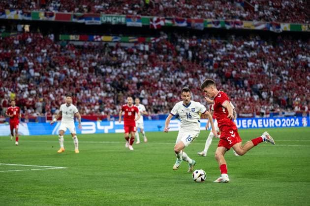 240625 Srdan Mijailovic of Serbia and Joakim Maehle of Denmark during the UEFA EURO, EM, Europameisterschaft,Fussball 2024 Football Championship match between Denmark and Serbia on June 25, 2024 in Munich. Photo: Mathias Bergeld BILDBYRAN kod MB MB0940 fotboll football soccer fotball fotbolls-em europamästerskap em uefa euro uefa european football championship euro 2024 danmark denmark serbien serbia bbeng Copyright: MATHIASxBERGELD BB240625MB052