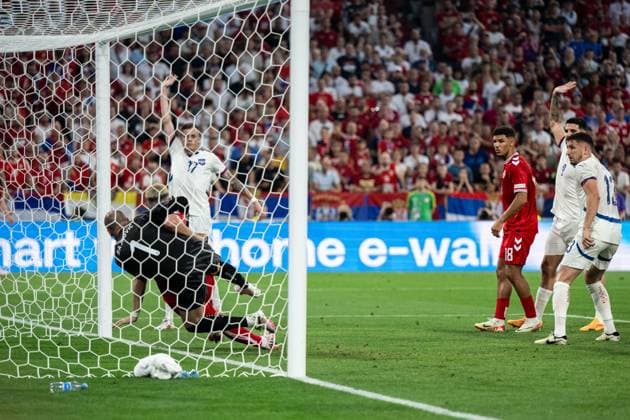 240625 Goalkeeper Predrag Rajkovic of Serbia and Jonas Wind of Denmark during the UEFA EURO, EM, Europameisterschaft,Fussball 2024 Football Championship match between Denmark and Serbia on June 25, 2024 in Munich. Photo: Mathias Bergeld BILDBYRAN kod MB MB0940 fotboll football soccer fotball fotbolls-em europamästerskap em uefa euro uefa european football championship euro 2024 danmark denmark serbien serbia bbeng Copyright: MATHIASxBERGELD BB240625MB053