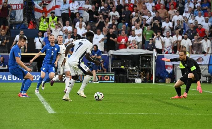 25.06.2024, xsltx, Fussball EM 2024, England - Slowenien emspor, v.l. Bukayo Saka (England), Zan Karnicnik (Slowenien), Philip Foden (England), Jan Oblak (Slowenien) abseitstor, (DFL DFB REGULATIONS PROHIBIT ANY USE OF PHOTOGRAPHS as IMAGE SEQUENCES and or QUASI-VIDEO) Köln