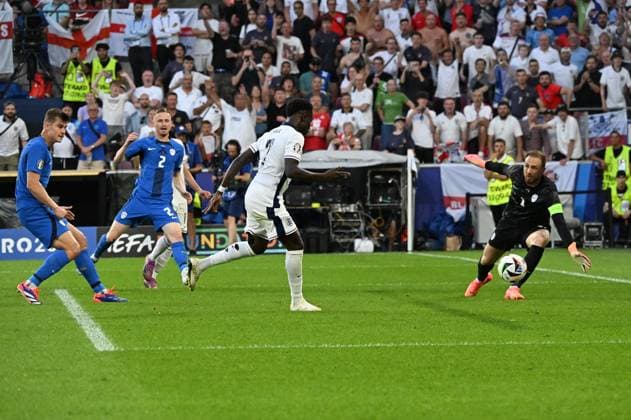 25.06.2024, xsltx, Fussball EM 2024, England - Slowenien emspor, v.l. Bukayo Saka (England), Zan Karnicnik (Slowenien), Philip Foden (England), Jan Oblak (Slowenien) abseitstor, (DFL DFB REGULATIONS PROHIBIT ANY USE OF PHOTOGRAPHS as IMAGE SEQUENCES and or QUASI-VIDEO) Köln