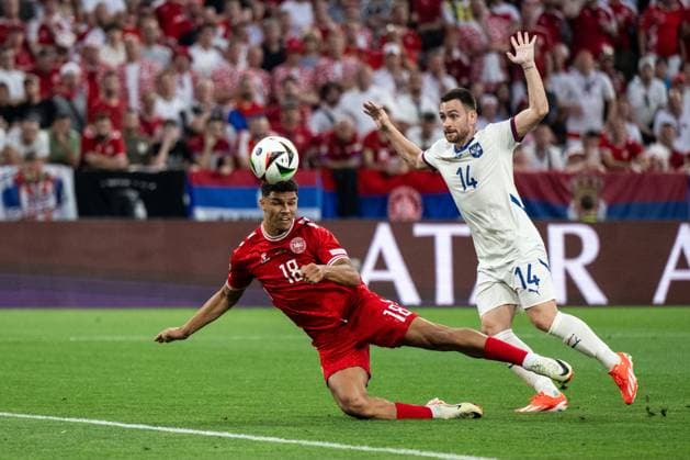240625 Alexander Bah of Denmark and Andrija Zivkovic of Serbia during the UEFA EURO, EM, Europameisterschaft,Fussball 2024 Football Championship match between Denmark and Serbia on June 25, 2024 in Munich. Photo: Mathias Bergeld BILDBYRAN kod MB MB0940 fotboll football soccer fotball fotbolls-em europamästerskap em uefa euro uefa european football championship euro 2024 danmark denmark serbien serbia bbeng Copyright: MATHIASxBERGELD BB240625MB054