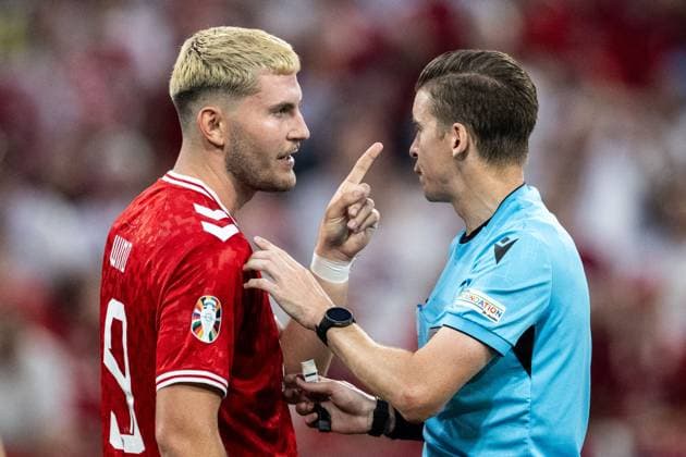 240625 Jonas Wind of Denmark reacts against referee Francois Letexier after disallowed goal during the UEFA EURO, EM, Europameisterschaft,Fussball 2024 Football Championship match between Denmark and Serbia on June 25, 2024 in Munich. Photo: Mathias Bergeld BILDBYRAN kod MB MB0940 fotboll football soccer fotball fotbolls-em europamästerskap em uefa euro uefa european football championship euro 2024 danmark denmark serbien serbia bbeng Copyright: MATHIASxBERGELD BB240625MB056