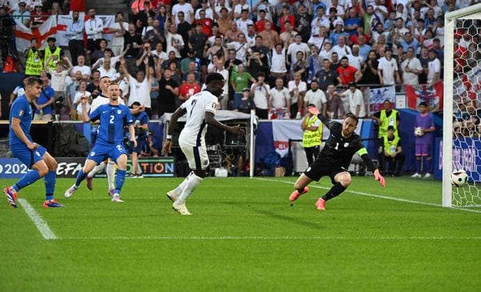 25.06.2024, xsltx, Fussball EM 2024, England - Slowenien emspor, v.l. Bukayo Saka (England), Zan Karnicnik (Slowenien), Philip Foden (England), Jan Oblak (Slowenien) abseitstor, (DFL DFB REGULATIONS PROHIBIT ANY USE OF PHOTOGRAPHS as IMAGE SEQUENCES and or QUASI-VIDEO) Köln