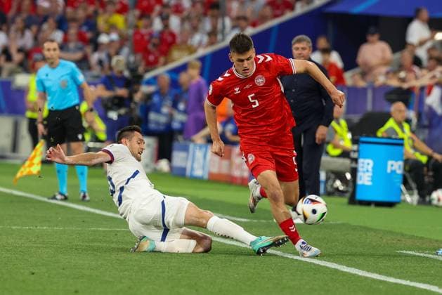 im Zweikampf, Aktion, mit Srdjan Mijailovic 16 (Serbien), Joakim Maehle 5 (Daenemark), Daenemark vs. Serbien, Fussball, UEFA EURO, EM, Europameisterschaft,Fussball 2024, Gruppenphase, 3. Spieltag, 25.06.2024 Muenchen Bayern Deutschland