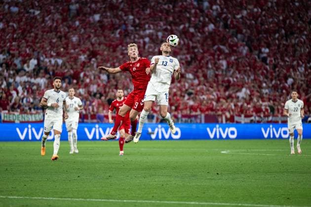 240625 Rasmus Hojlund of Denmark and Milos Veljkovic of Serbia during the UEFA EURO, EM, Europameisterschaft,Fussball 2024 Football Championship match between Denmark and Serbia on June 25, 2024 in Munich. Photo: Mathias Bergeld BILDBYRAN kod MB MB0940 fotboll football soccer fotball fotbolls-em europamästerskap em uefa euro uefa european football championship euro 2024 danmark denmark serbien serbia bbeng Copyright: MATHIASxBERGELD BB240625MB060