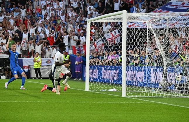 25.06.2024, xsltx, Fussball EM 2024, England - Slowenien emspor, v.l. Zan Karnicnik (Slowenien), Jan Oblak (Slowenien), Bukayo Saka (England) Abseitstor enttaeuscht, enttaeuscht schauend, dissapointed (UEFA REGULATIONS PROHIBIT ANY USE OF PHOTOGRAPHS as IMAGE SEQUENCES and or QUASI-VIDEO) Köln